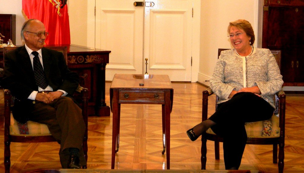 Presidenta de la República, Michelle Bachelet, junto al Presidente de la UNAPYME, Héctor Tejada.