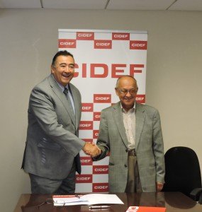 Gonzalo Landaeta, gerente general de Cidef, y Héctor Tejada, presidente de ASOF en la firma del convenio. 
