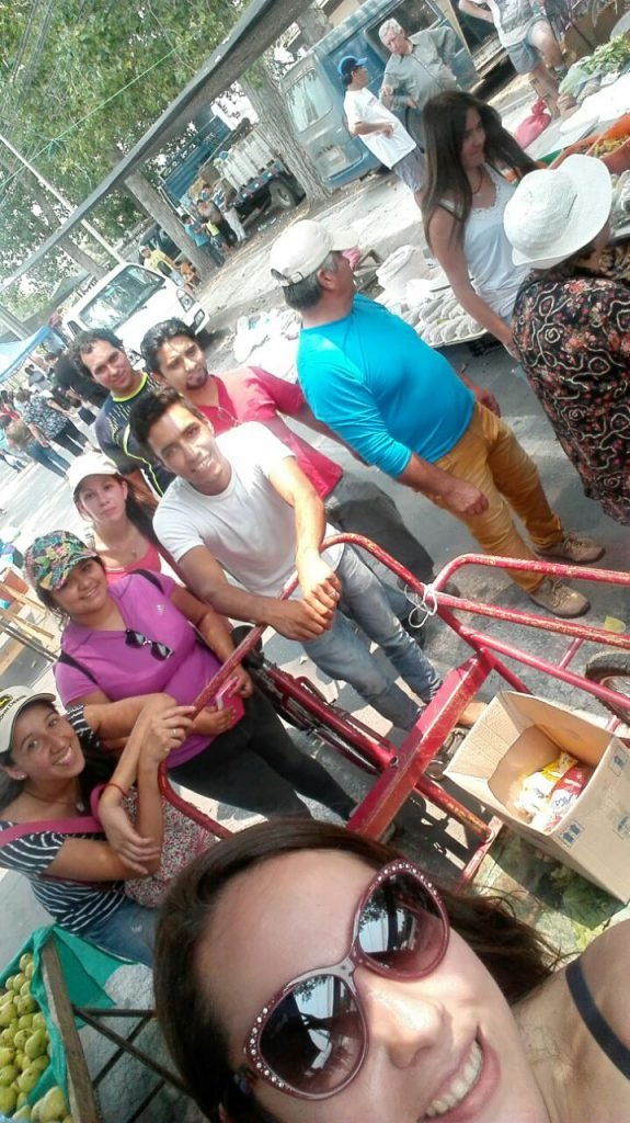 Ferias de Santa Cruz recuadaron alimentos con apoyo de agrupación Cocineros en Movimiento para repartir víveres a 50 brigadistas de la zona.