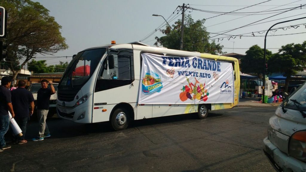 Dos buses con alimentos no perecibles, frutas y verduras van en camino a la Sexta Región para brindar ayuda. Donación de Ferias de Puente Alto. 